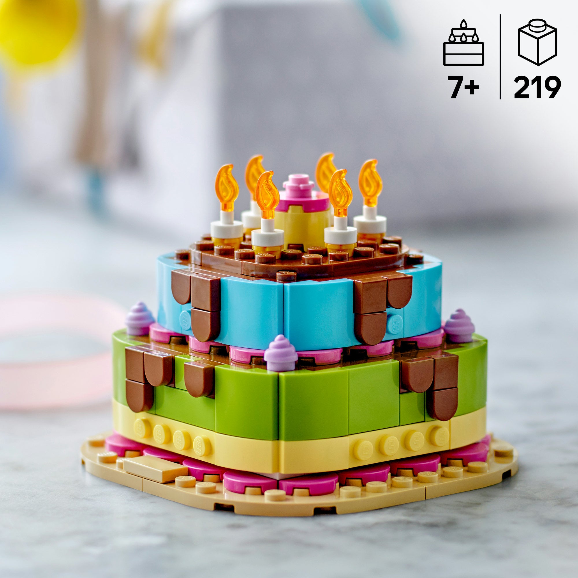 LEGO® Födelsedagstårta med dekorationer, Roligt presentset, Bordsprydnad 40815