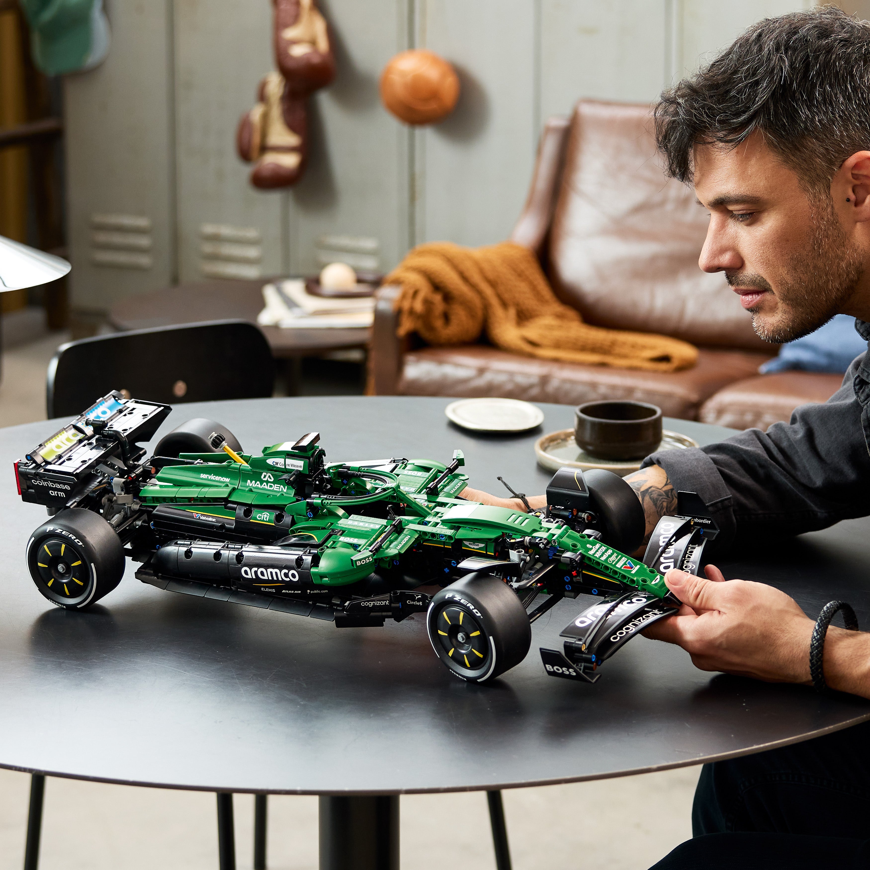 LEGO® Technic Aston Martin Aramco AMR25 F1® bil – Byggset för vuxna från 18 år – F1® fanprodukt 42240