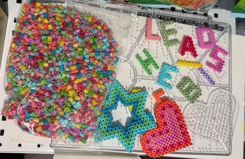 Rörpärlekit lära sig bokstäver och siffror