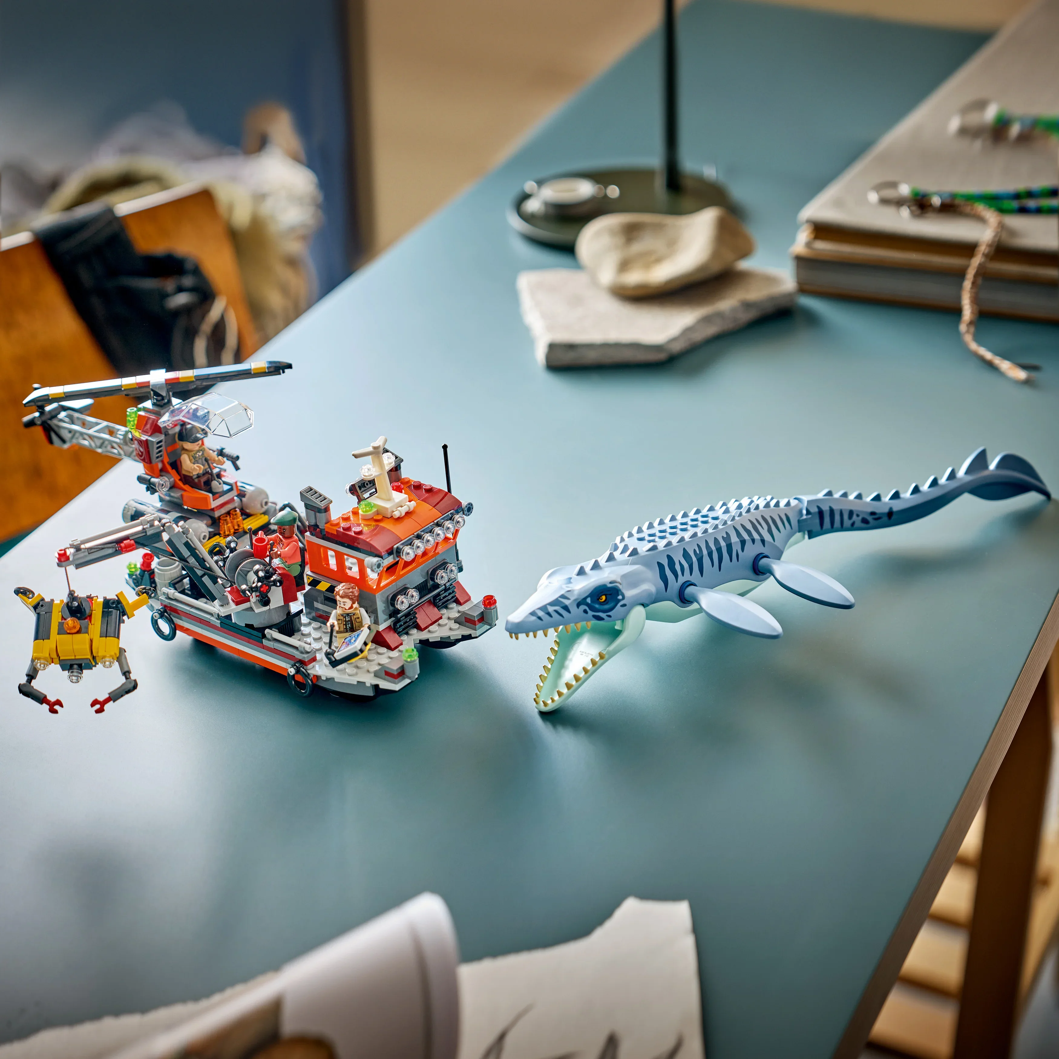 LEGO® Jurassic World Dinosaurieattack med båt och mosasaurus 77983