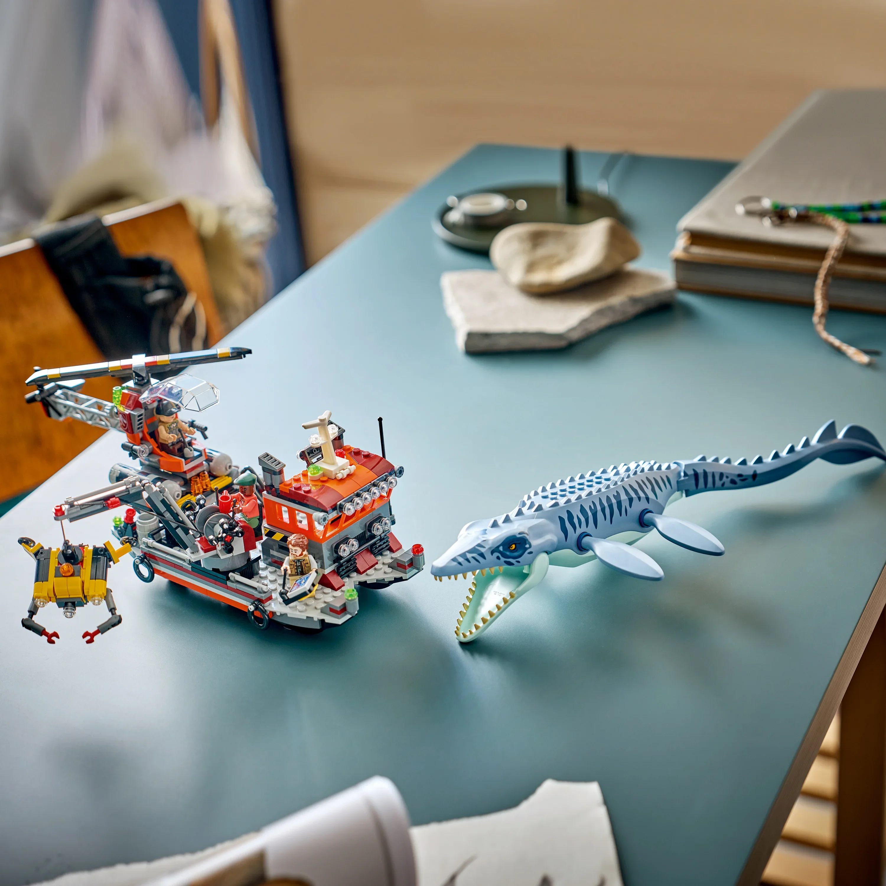 LEGO® Jurassic World Dinosaurieattack med båt och mosasaurus 77983