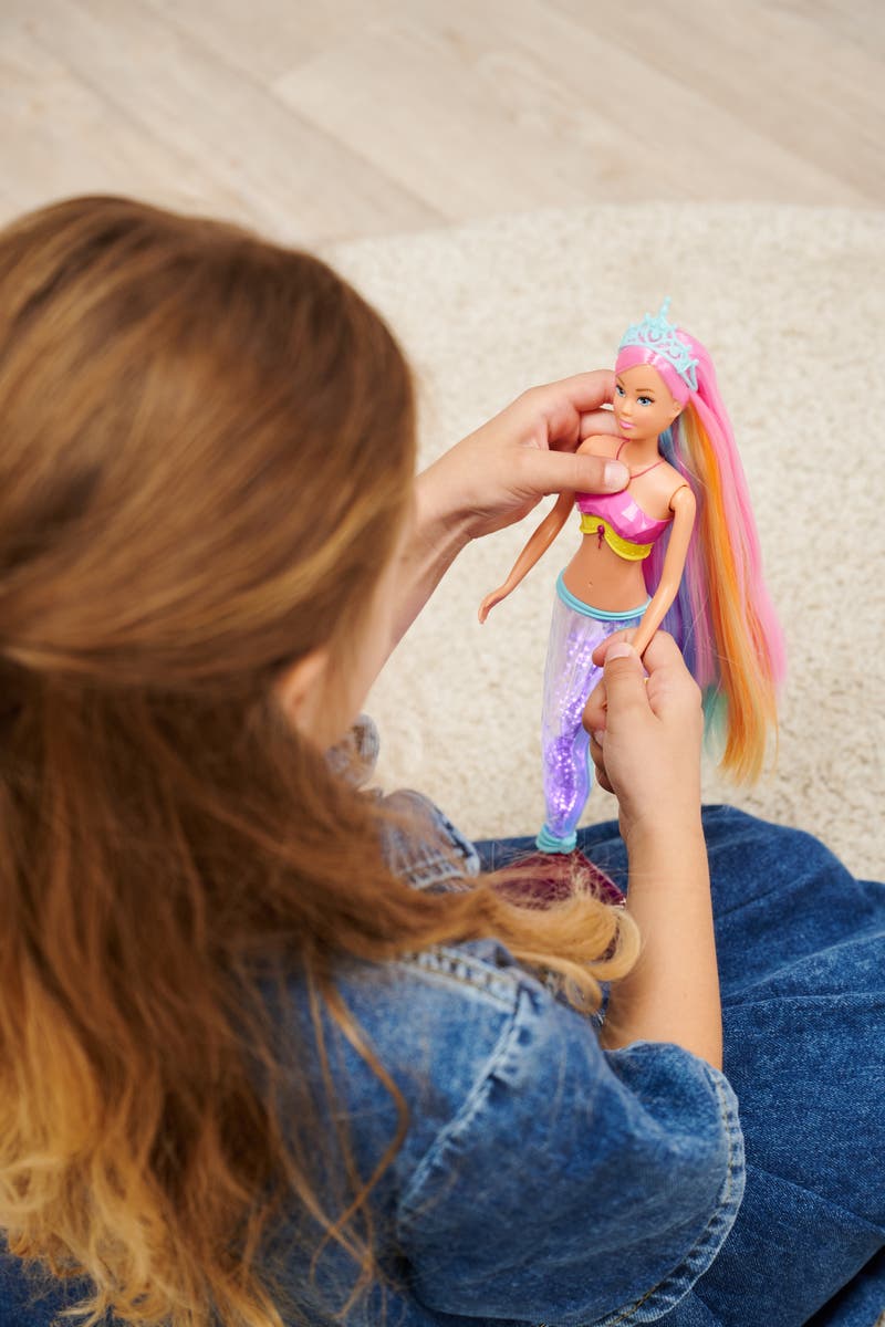 Steffi Love Mermaidizing docka med lysande stjärt och delfin