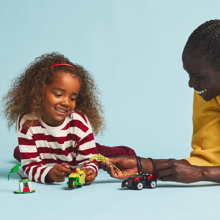 LEGO Spidey 11198, Spins och Electros jakt med dinosauriefordon