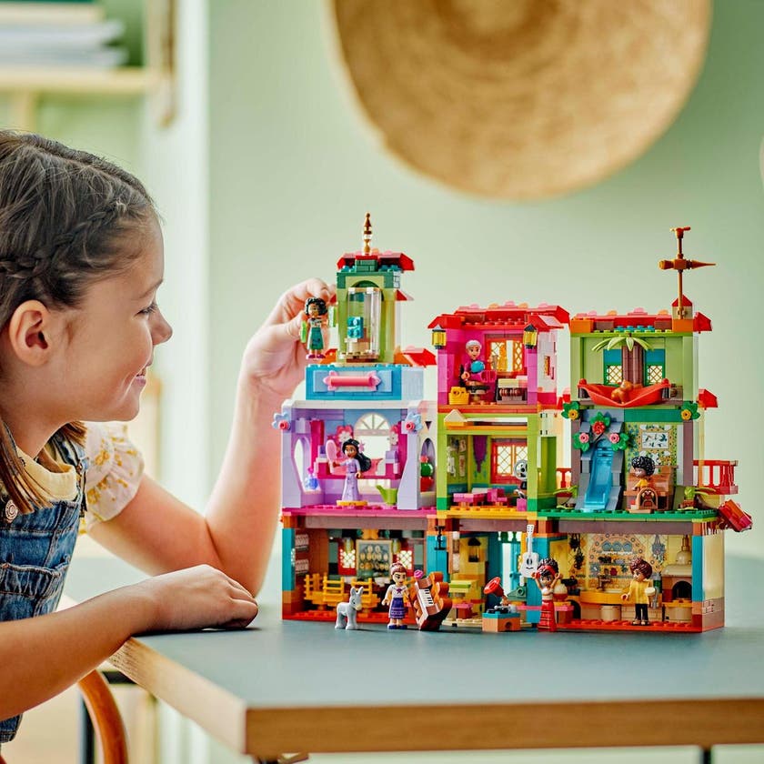 LEGO Disney 43245, Familjen Madrigals magiska hus