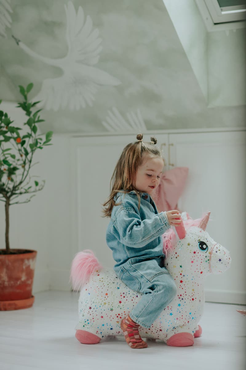 KREA Hop and Bounce Enhörning med rosa hår