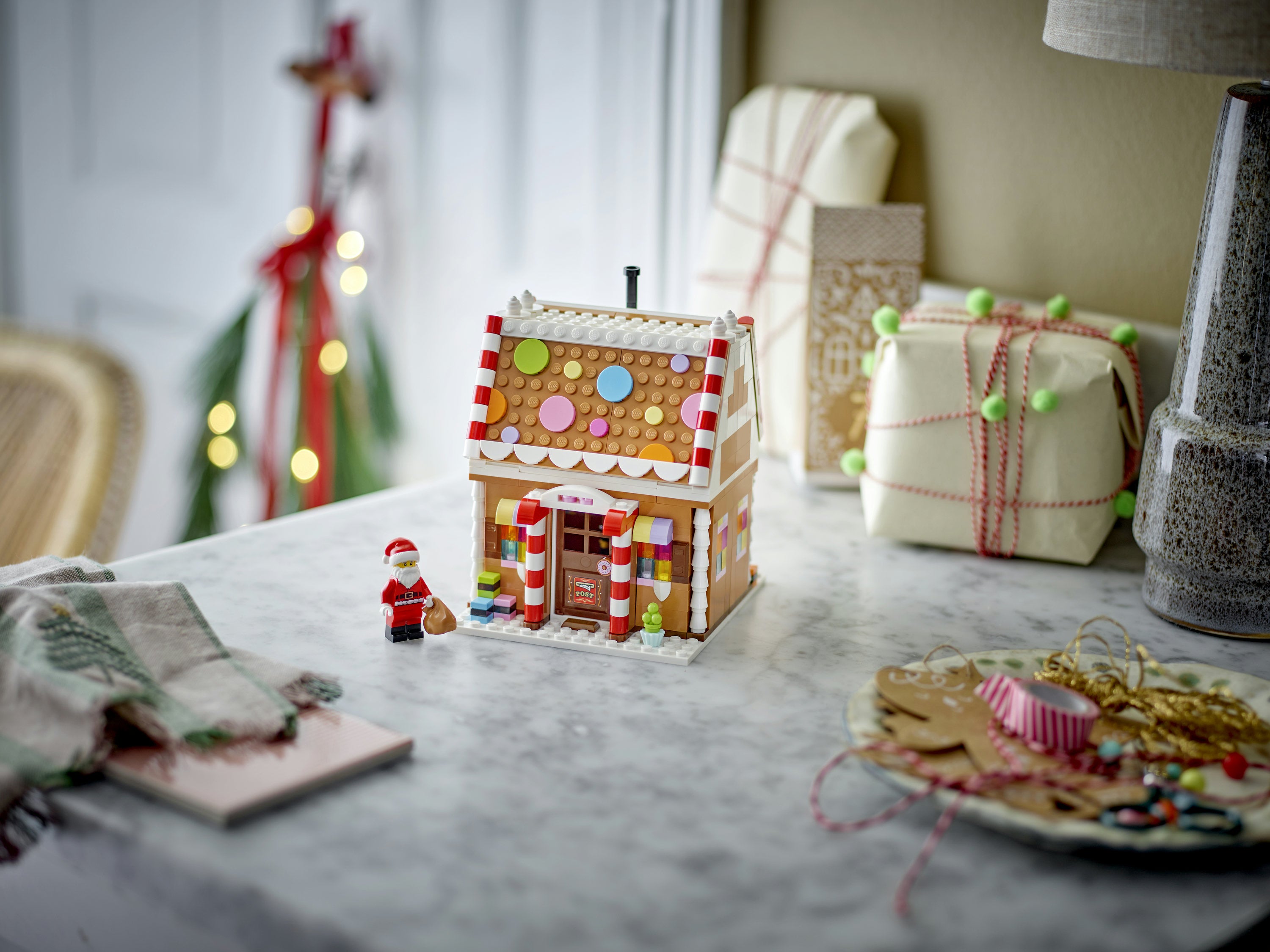 LEGO® Iconic Juligt pepparkakshus 40809