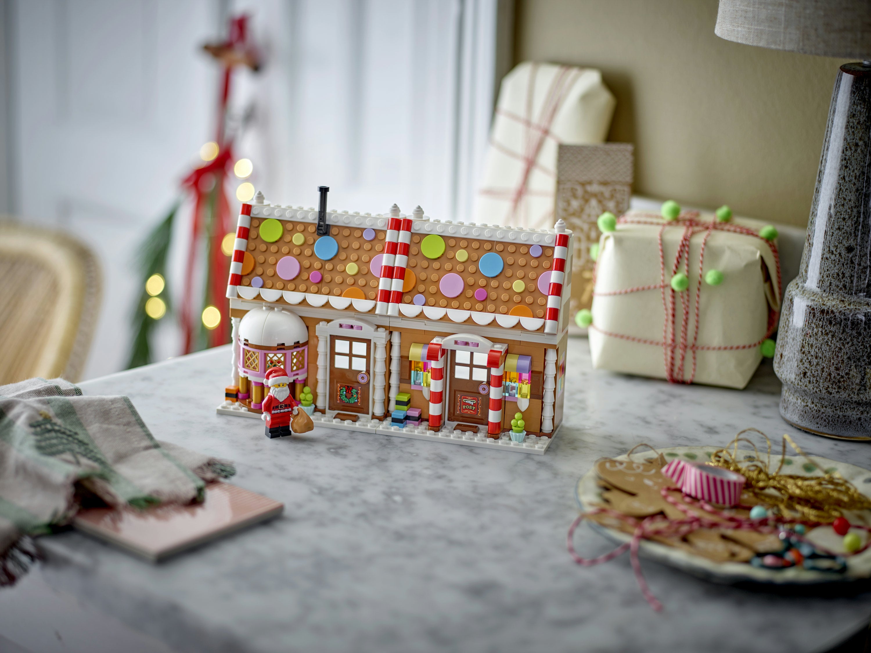LEGO® Iconic Juligt pepparkakshus 40809