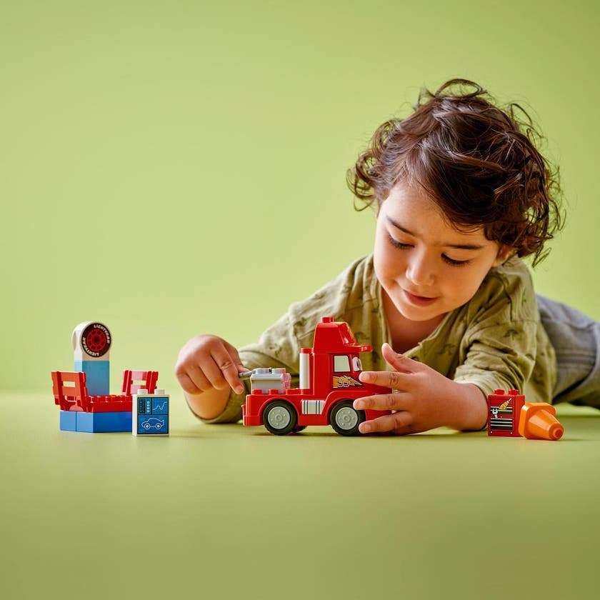 LEGO 10417, Mack på tävlingen