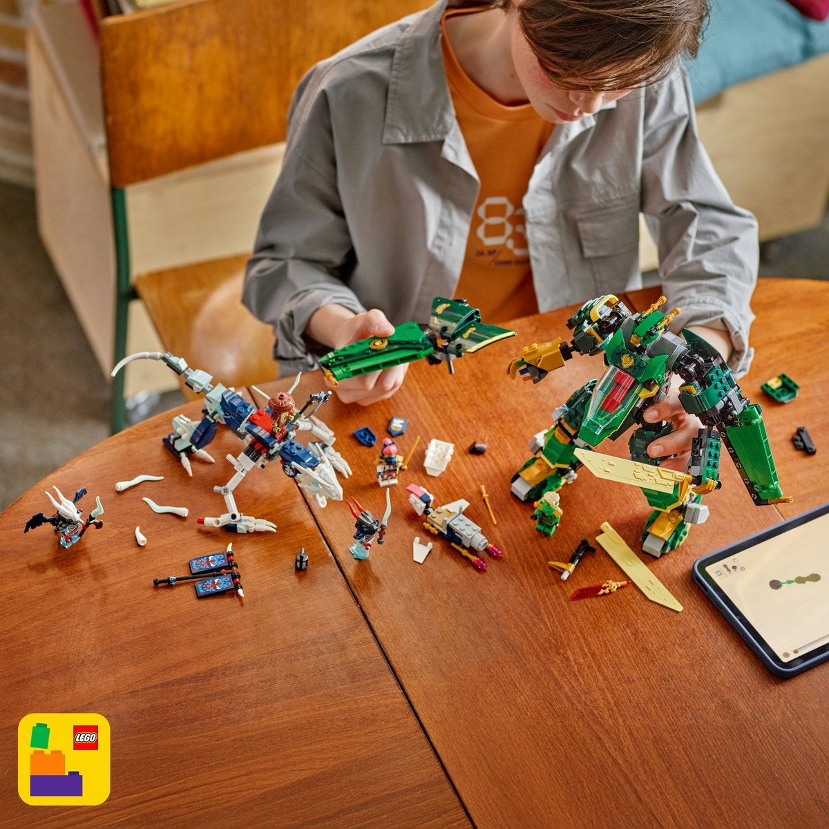 LEGO Ninjago 71845, Lloyds jetrobot