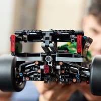 LEGO® Technic Aston Martin Aramco AMR25 F1® bil – Byggset för vuxna från 18 år – F1® fanprodukt 42240