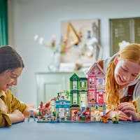 LEGO Friends 42670, Heartlake Citys lägenheter och butiker