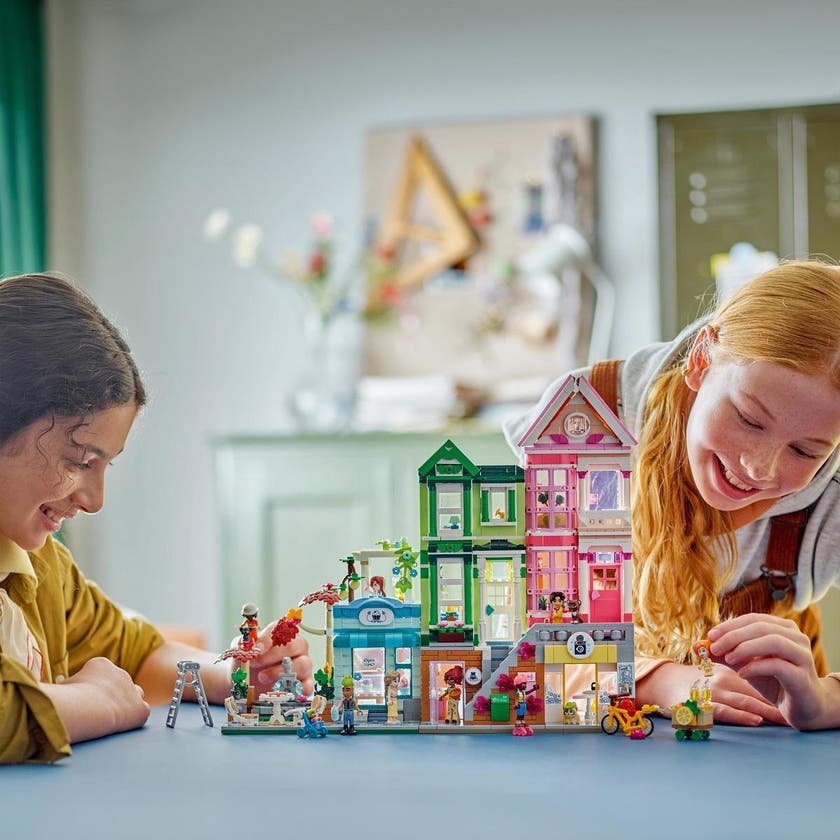 LEGO Friends 42670, Heartlake Citys lägenheter och butiker