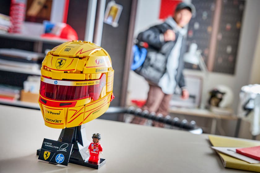 LEGO® Editions Scuderia Ferrari HP Lewis Hamilton hjälm 43022