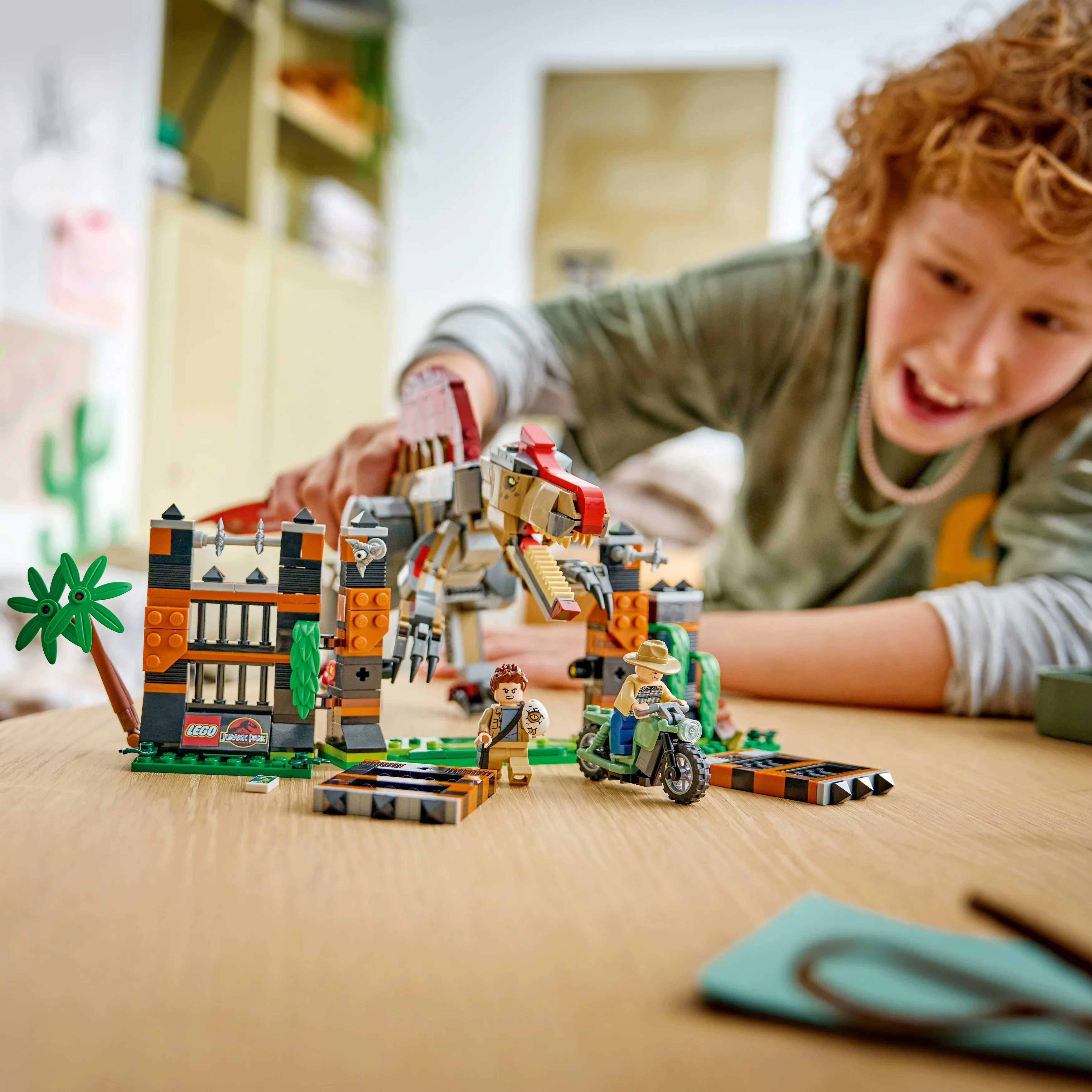 LEGO® Dinosaurieflykt med spinosaurus 77982