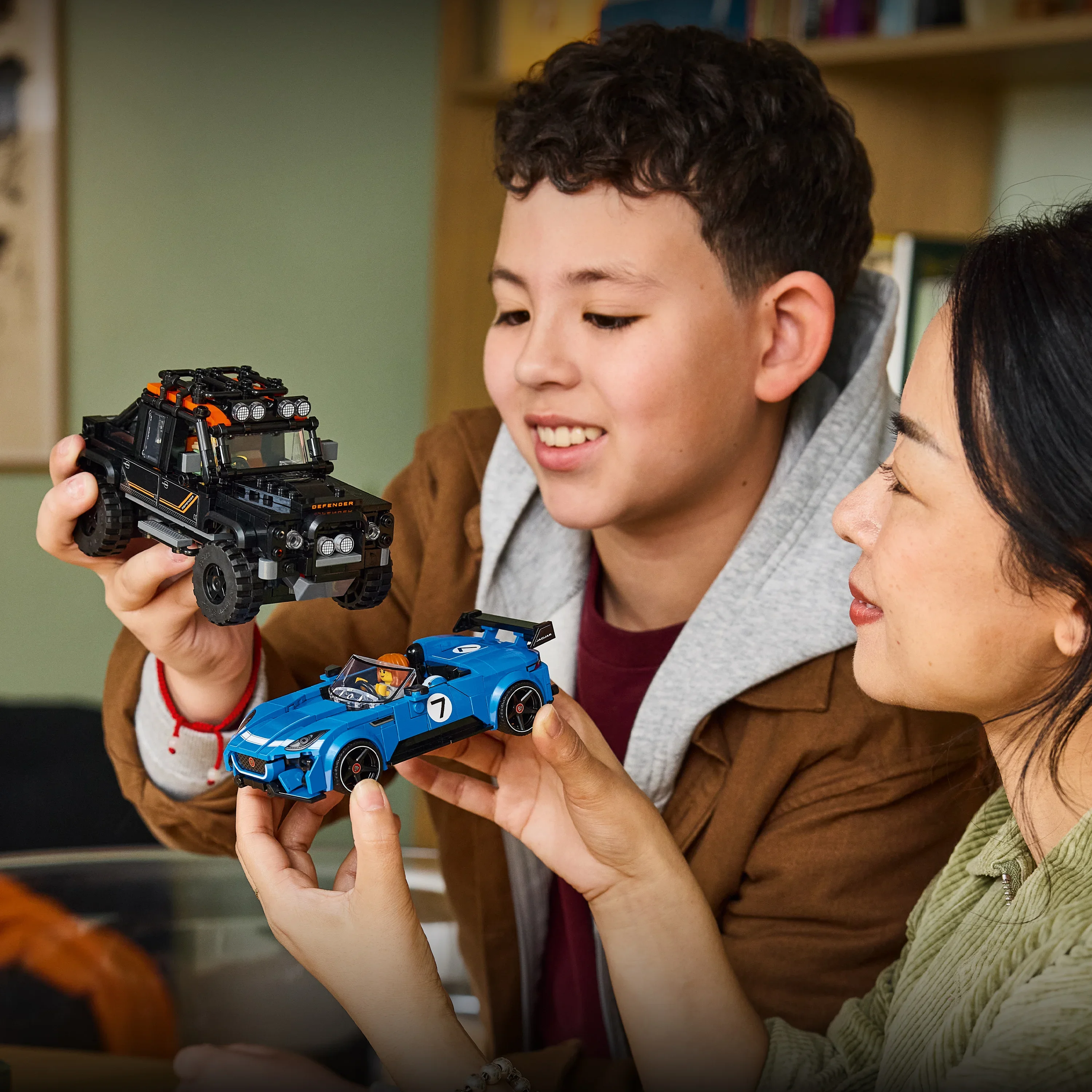 LEGO® Jaguar Project 7 och Land Rover Defender 77264