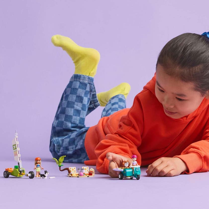 LEGO Friends 42641, Äventyr med surfhundar och vespa
