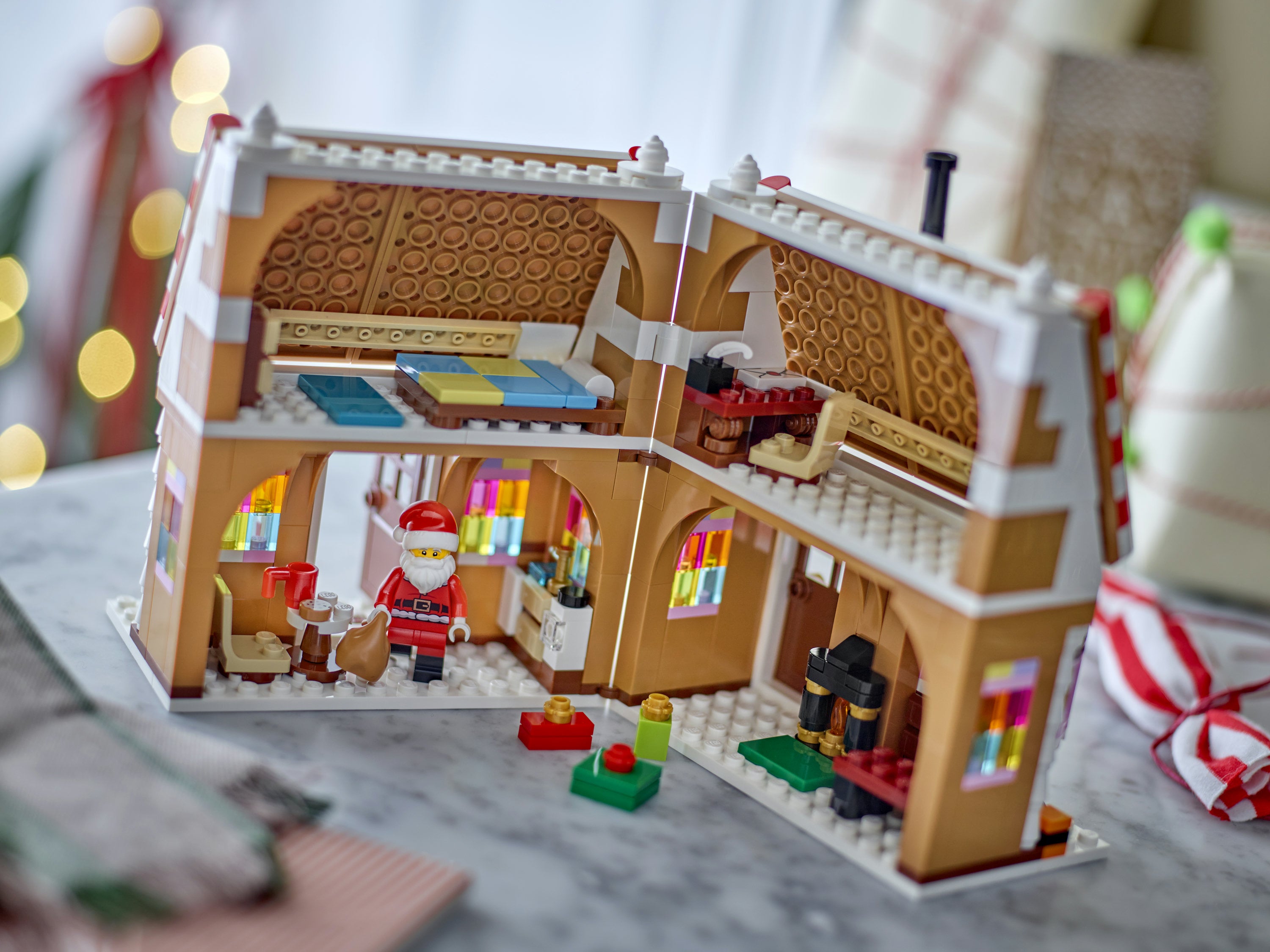 LEGO® Iconic Juligt pepparkakshus 40809