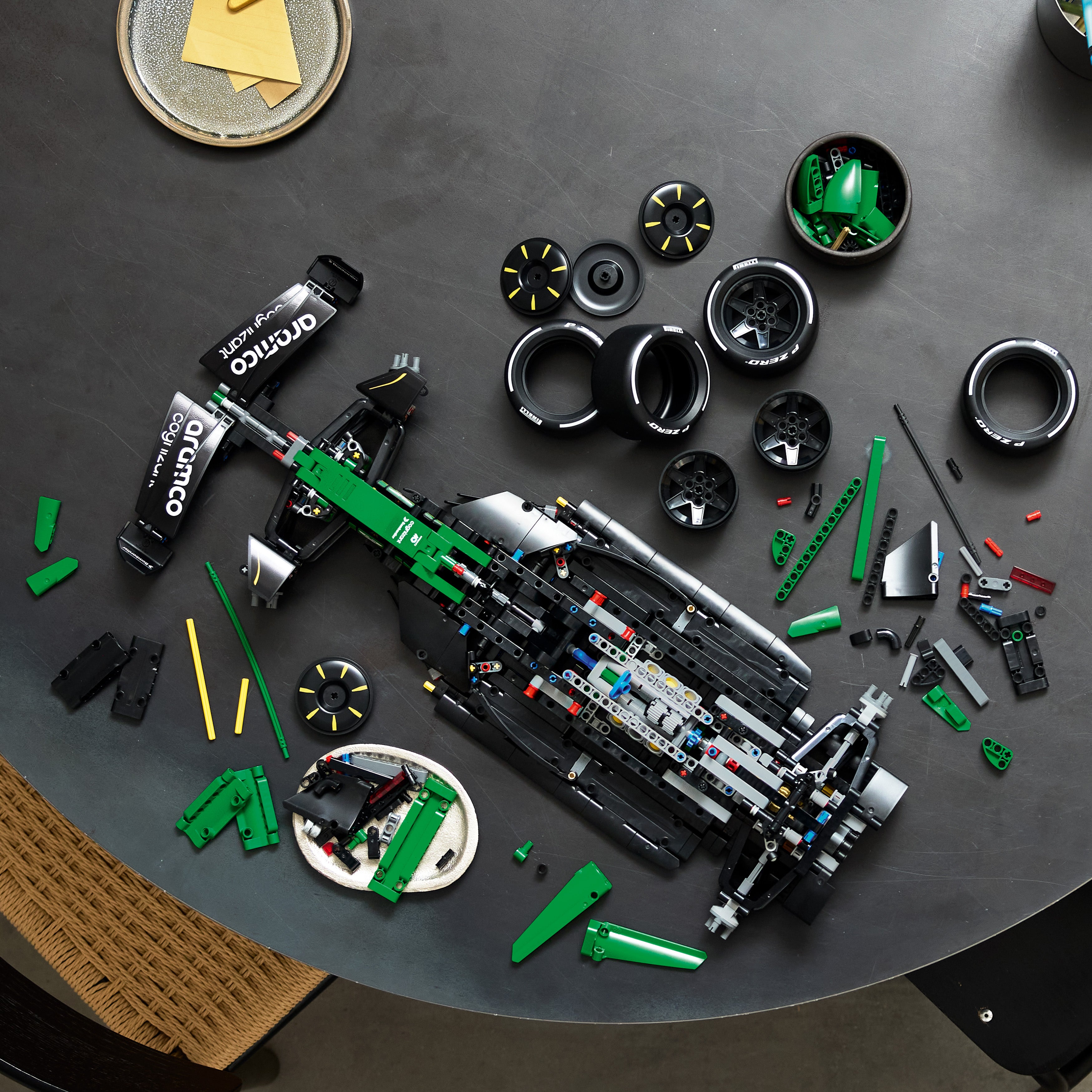 LEGO® Technic Aston Martin Aramco AMR25 F1® bil – Byggset för vuxna från 18 år – F1® fanprodukt 42240