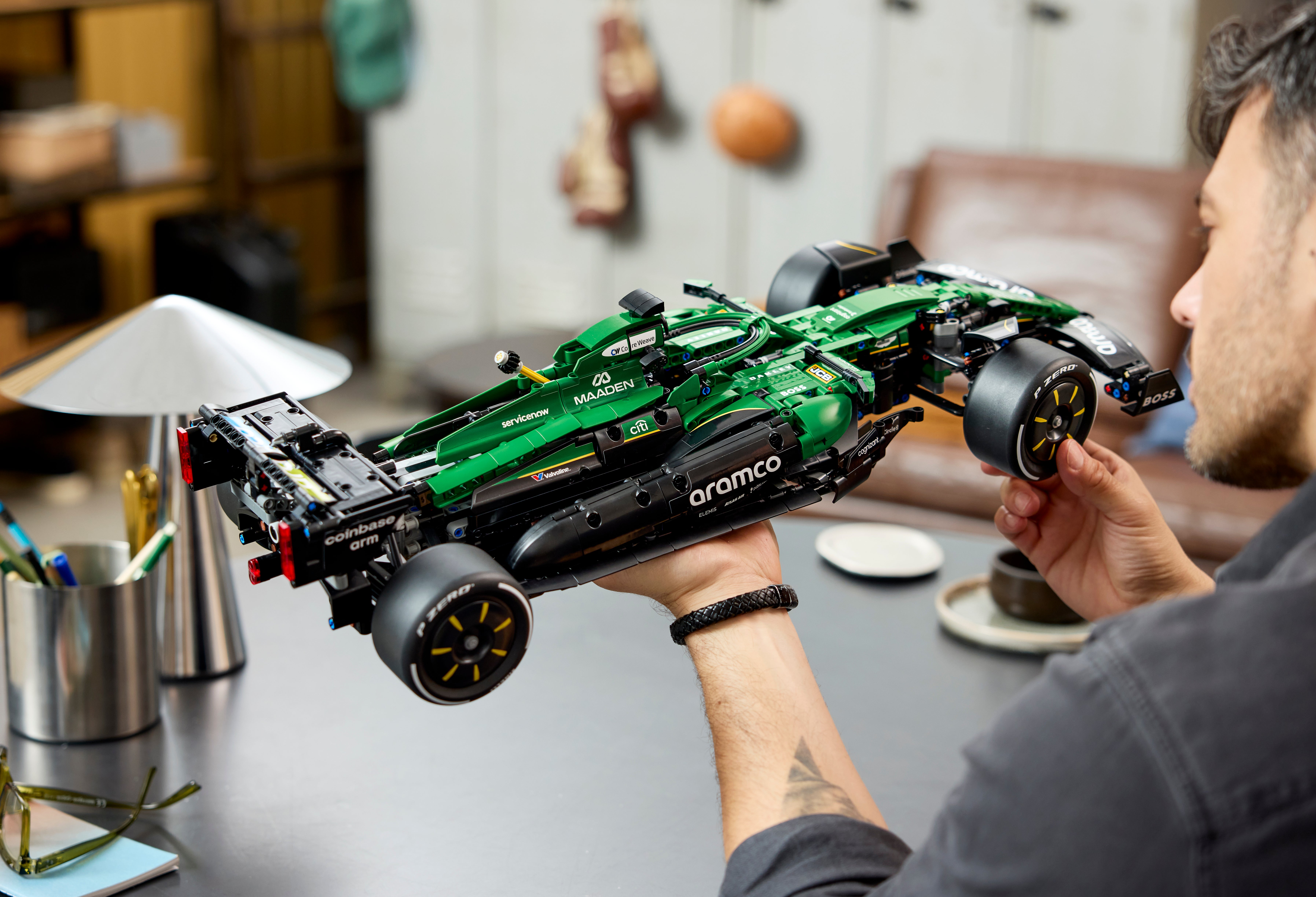 LEGO® Technic Aston Martin Aramco AMR25 F1® bil – Byggset för vuxna från 18 år – F1® fanprodukt 42240