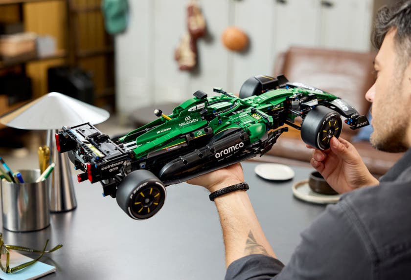 LEGO® Technic Aston Martin Aramco AMR25 F1® bil – Byggset för vuxna från 18 år – F1® fanprodukt 42240