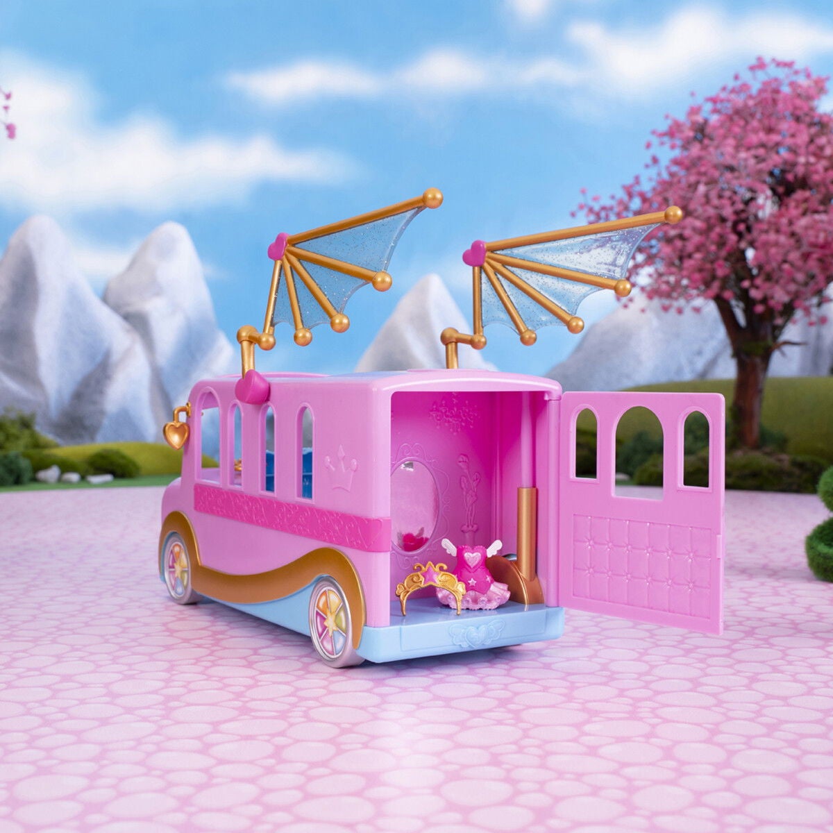 Royale High, Bus & Glam Closet