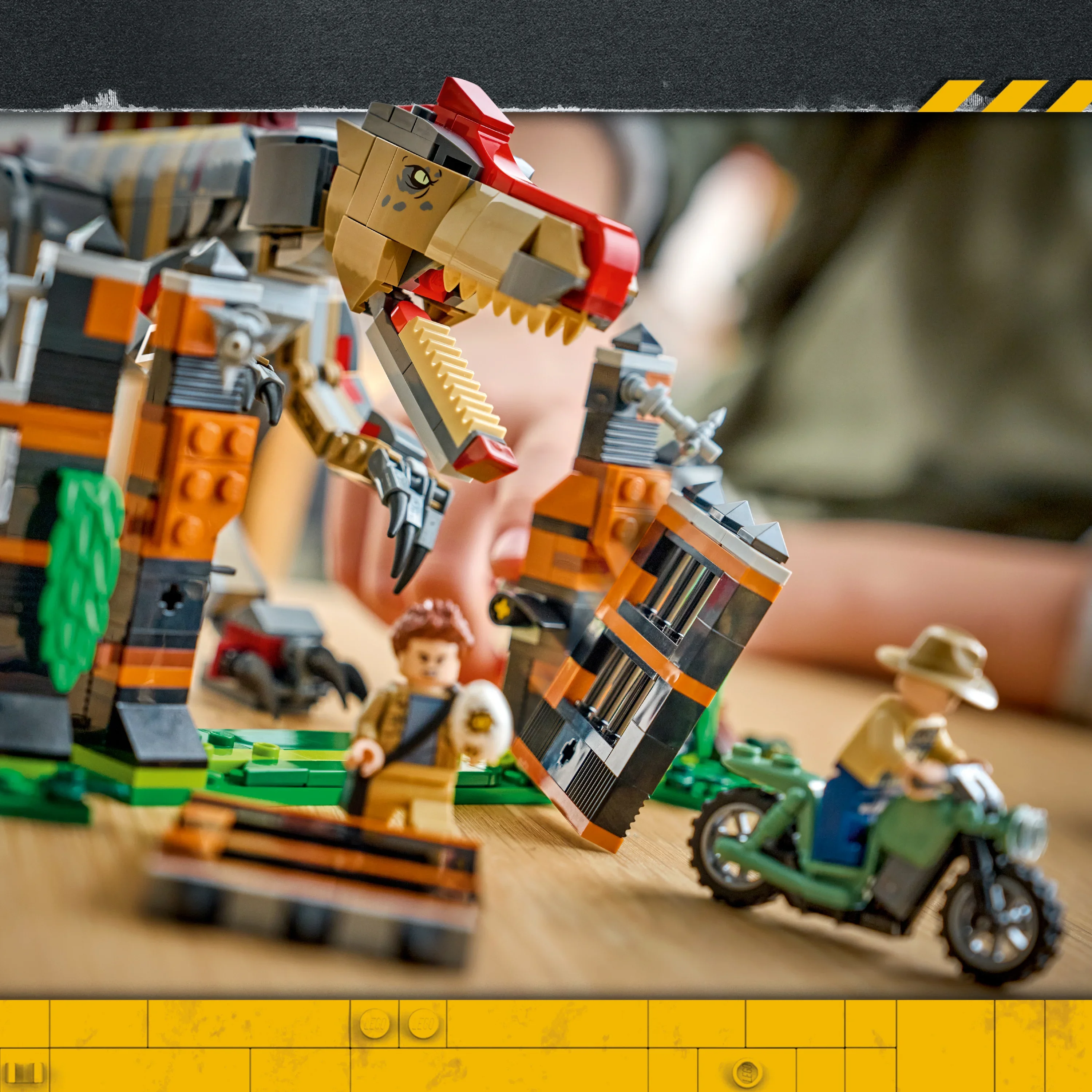 LEGO® Dinosaurieflykt med spinosaurus 77982