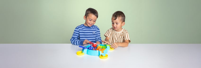 Spela brädspel med familjen