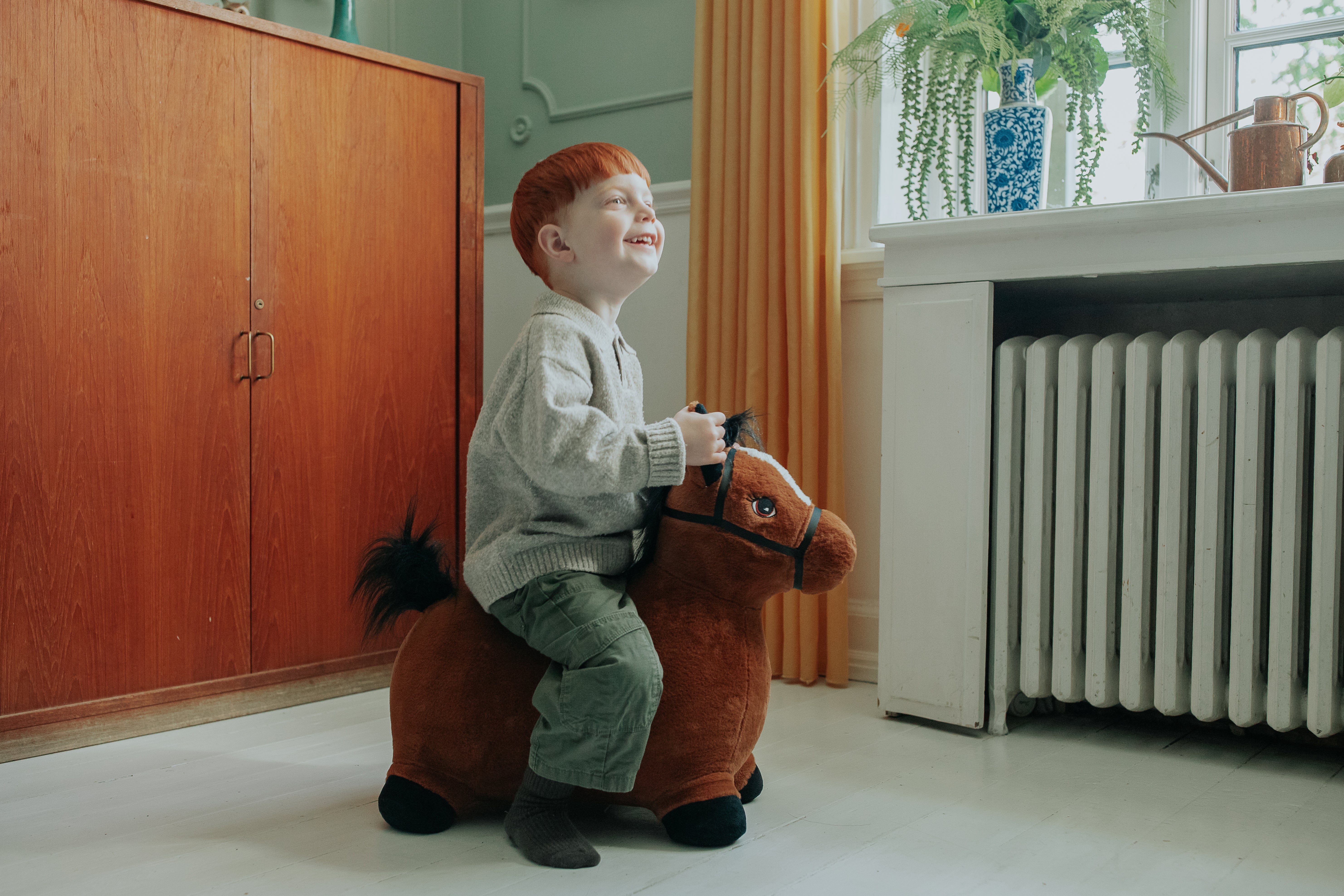 KREA Hop and Bounce Plush Horse – Brun mjuk studshäst