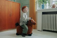 KREA Hop and Bounce Plush Horse – Brun mjuk studshäst