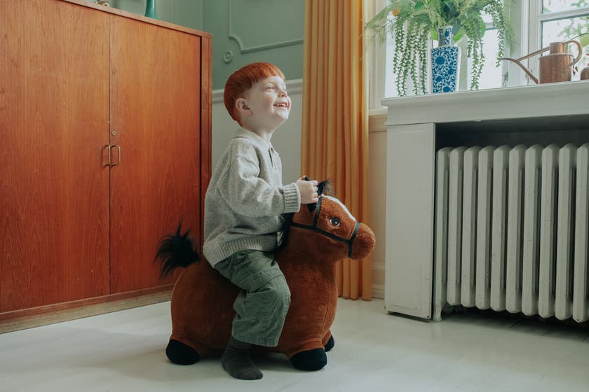 KREA Hop and Bounce Plush Horse – Brun mjuk studshäst