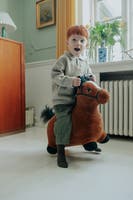 KREA Hop and Bounce Plush Horse – Brun mjuk studshäst