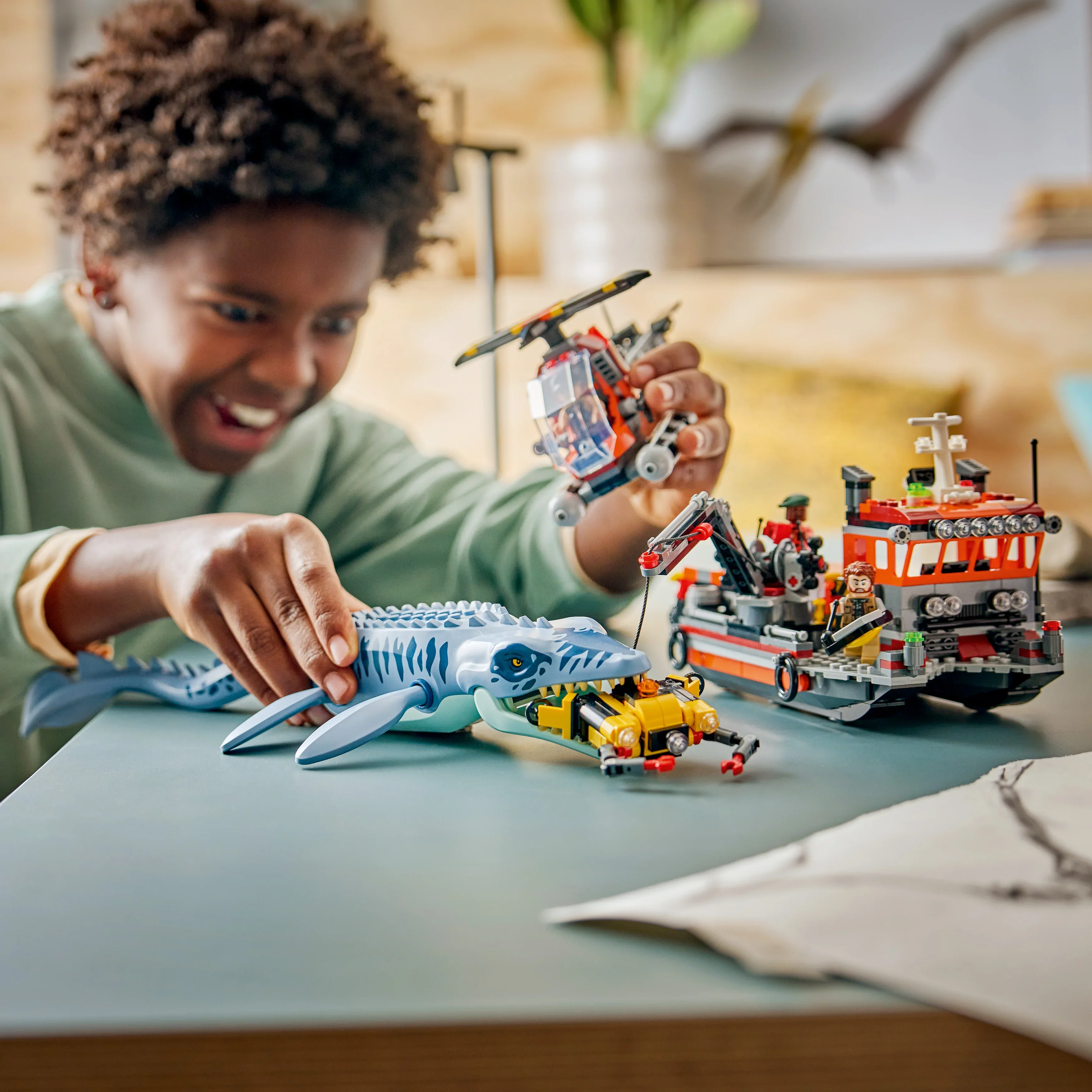 LEGO® Jurassic World Dinosaurieattack med båt och mosasaurus 77983