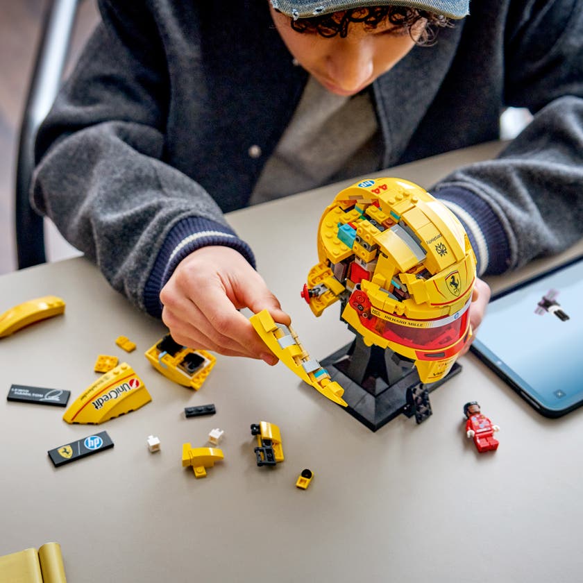 LEGO® Editions Scuderia Ferrari HP Lewis Hamilton hjälm 43022