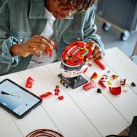 LEGO® Editions Scuderia Ferrari HP Charles Leclerc hjälm 43014