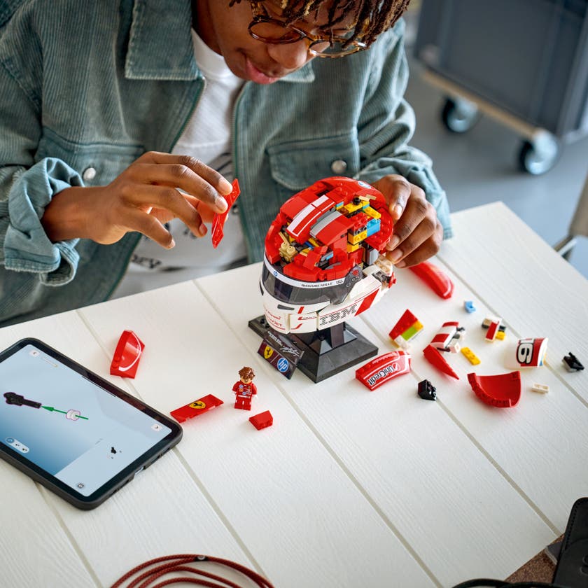 LEGO® Editions Scuderia Ferrari HP Charles Leclerc hjälm 43014