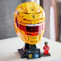 LEGO® Editions Scuderia Ferrari HP Lewis Hamilton hjälm 43022