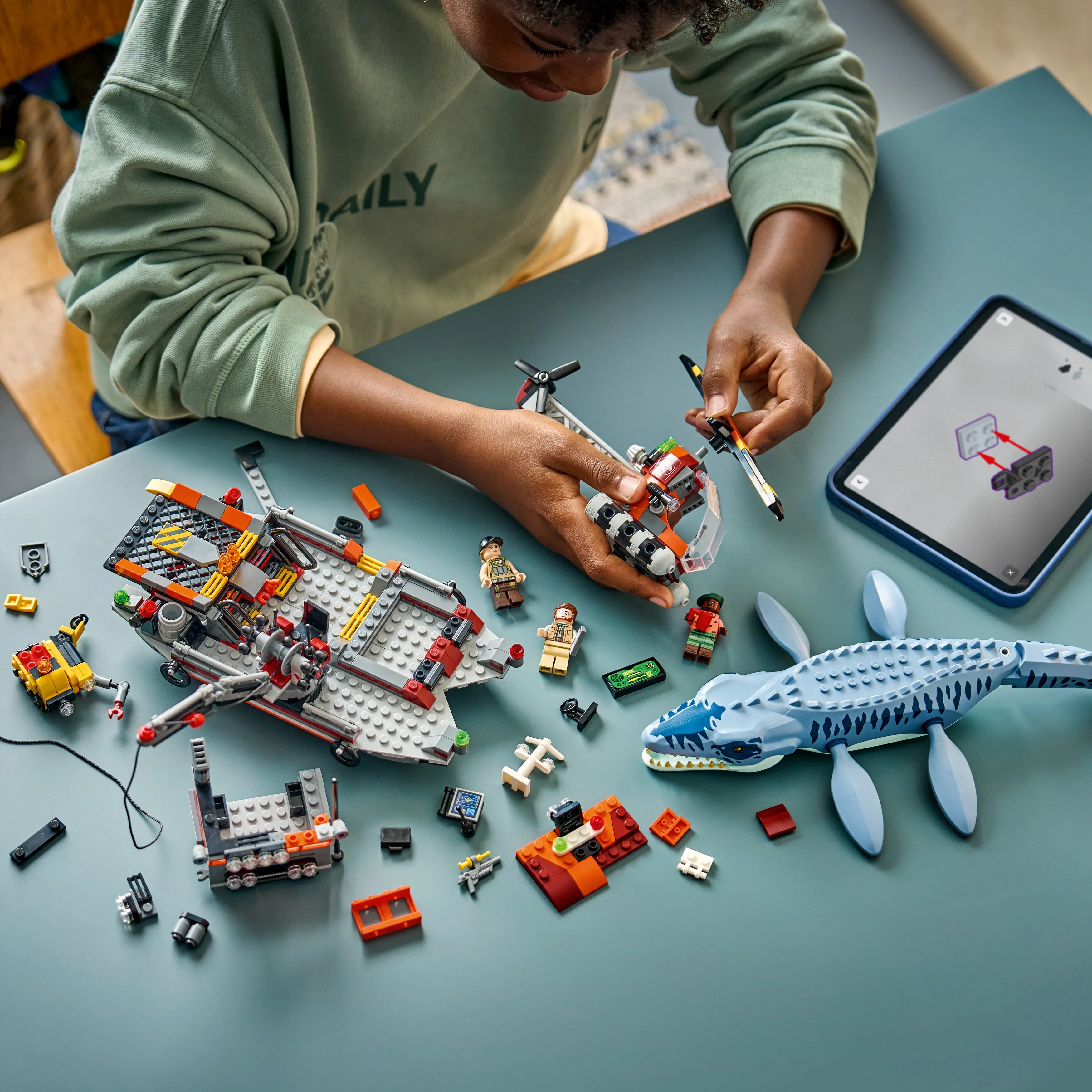 LEGO® Jurassic World Dinosaurieattack med båt och mosasaurus 77983